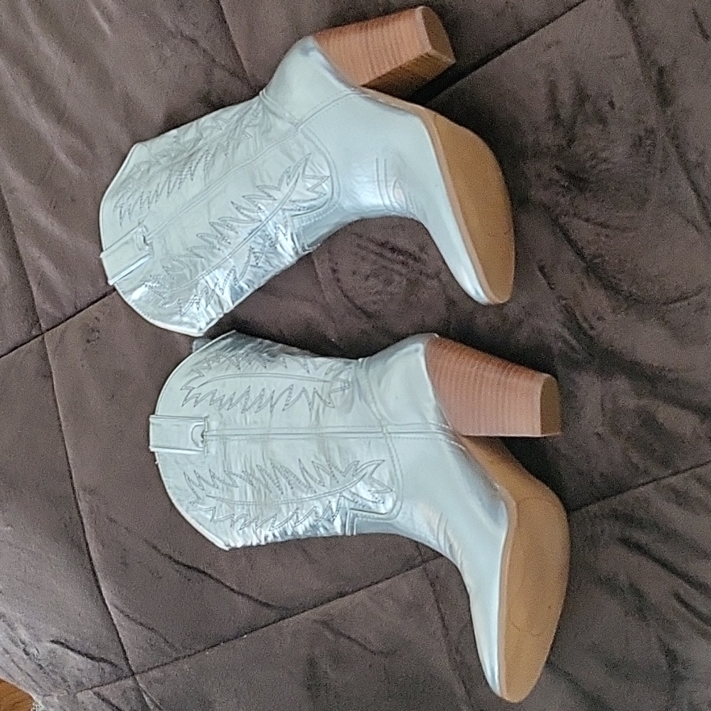 NWT Silver Metallic Brand Name Cowboy Boots!! Offers accepted!!